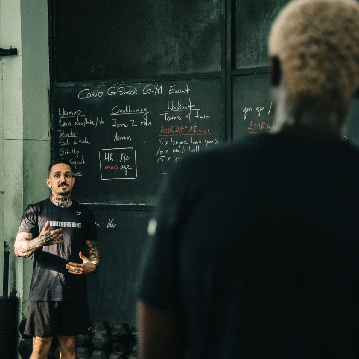 El entrenador de Crossfit Kevin explica los próximos ejercicios en su estudio.