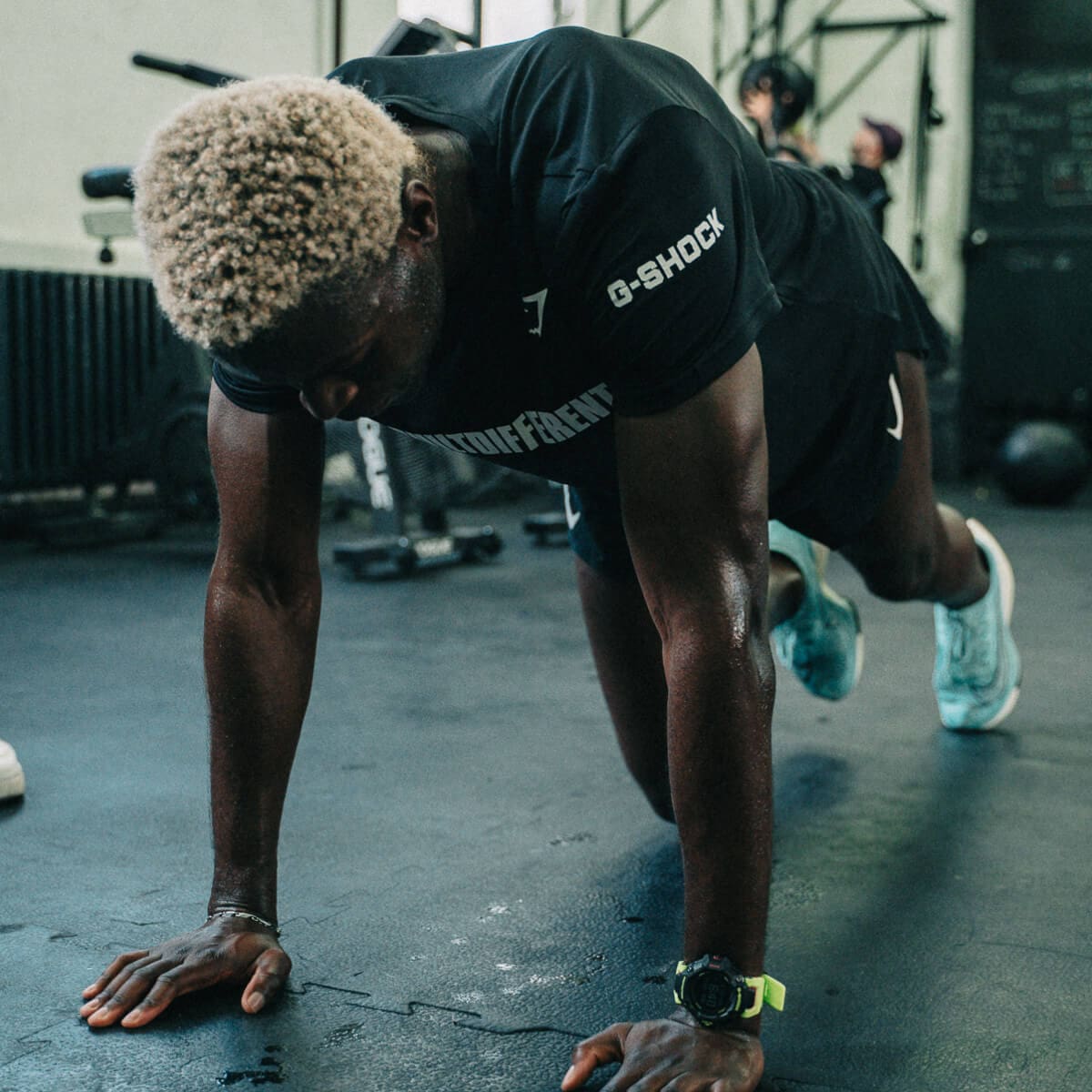 Un hombre en apoyo de la parte superior del brazo. El GBD-H2000 le ayuda a controlar su entrenamiento.