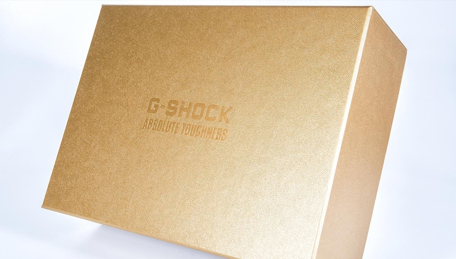 Embalaje dorado del reloj en colaboración de G-SHOCK y No Comply