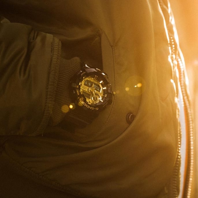 Una persona lleva el reloj GA-710GB-1ALTD en la muñeca