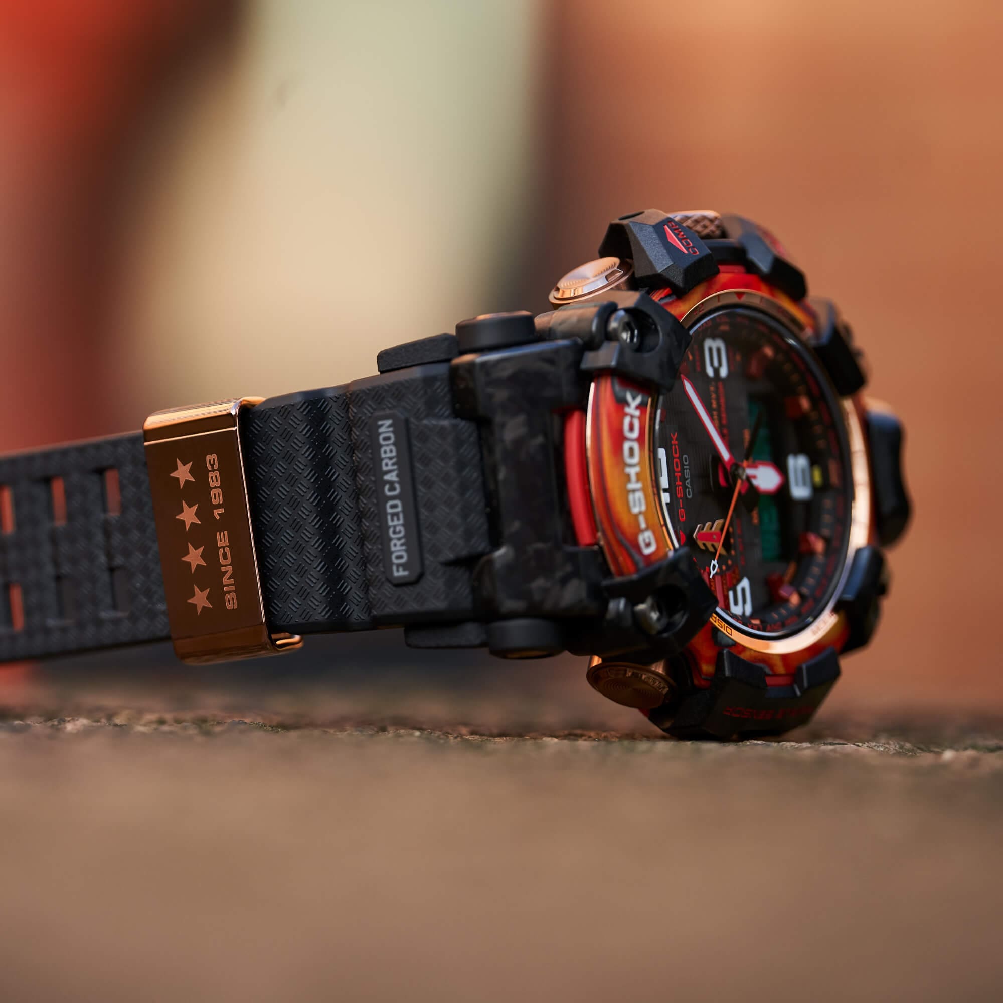 Primer plano del reloj de pulsera GWG-2040FR-1AER con caja maciza, detalles rojos en la caja y la esfera y correa de resina negra.