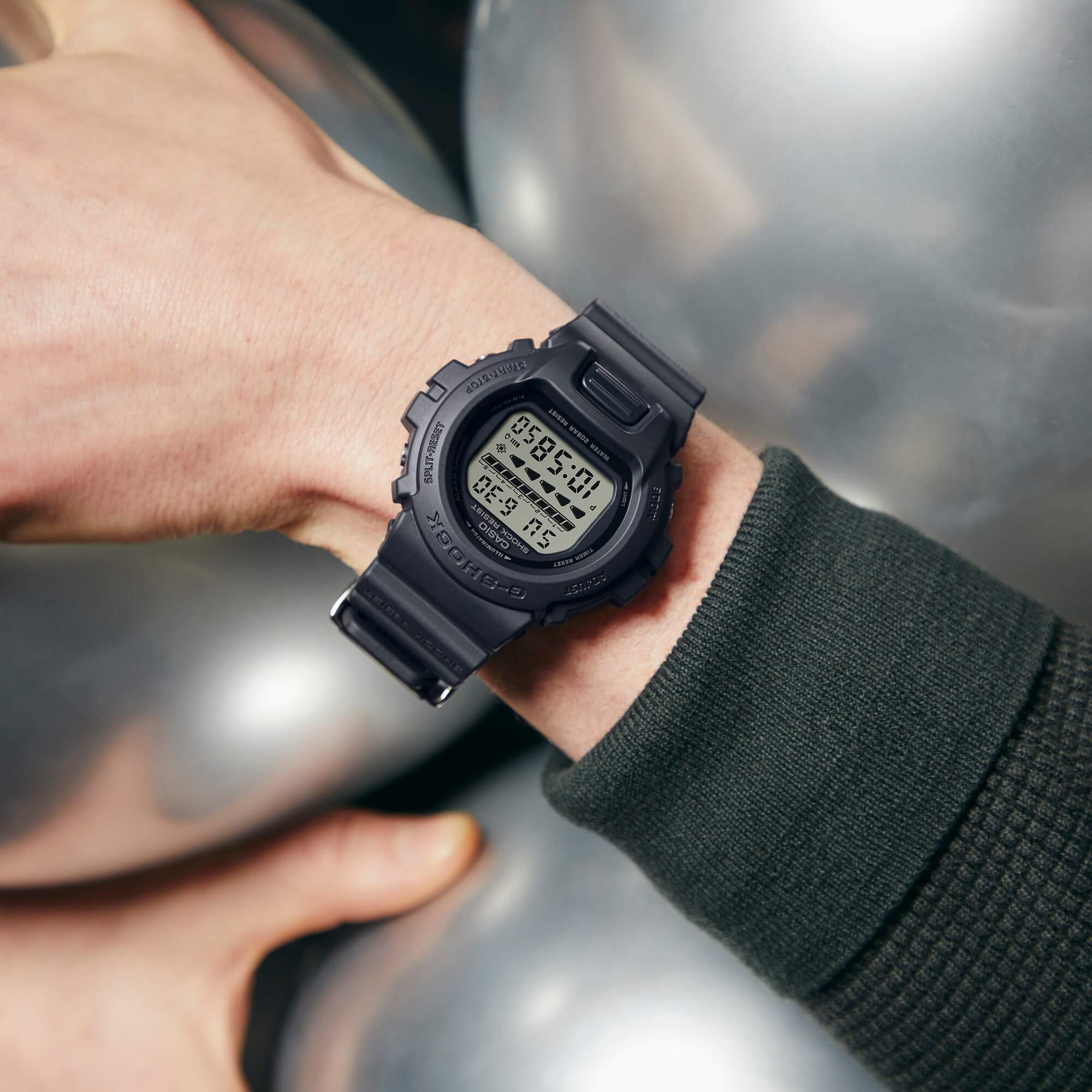 El reloj G-SHOCK digital negro «DW-6640RE-1» con caja redonda, pantalla digital cuadrada en el interior y correa de resina.