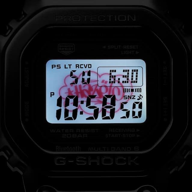 Iluminación LED en el reloj de pulsera GMW-B5000EH-1ER con la firma de Eric Haze resaltada en rojo.