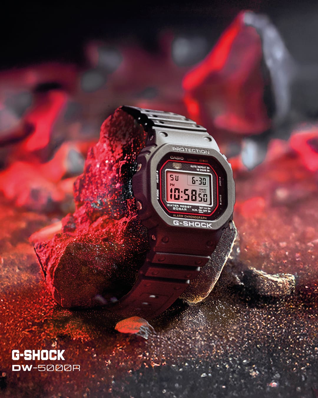 El DW-5000R está rodeado de formaciones rocosas brillantes similares a la lava.