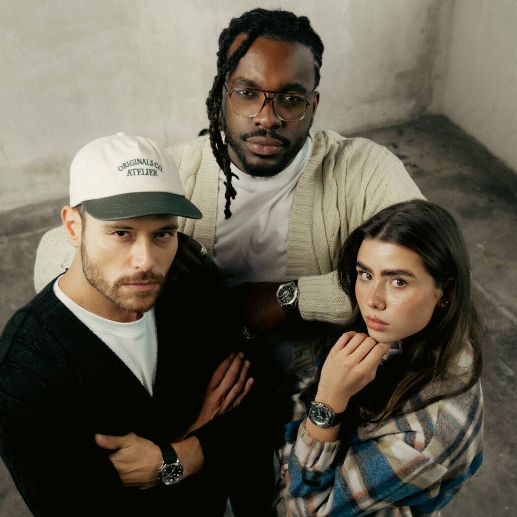 Tres modelos mirando a la cámara con los nuevos relojes GBM-2100 de G-SHOCK