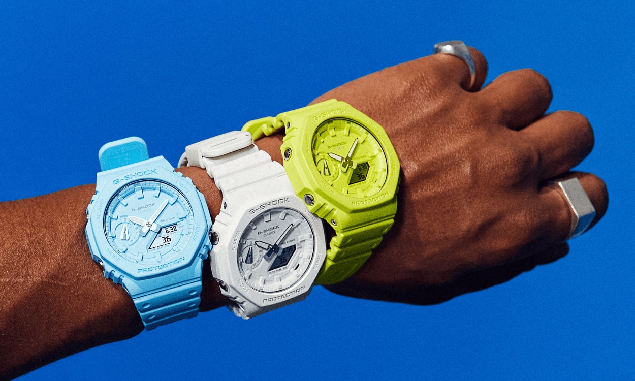 G-SHOCK modelos "Tone on Tone" en azul, blanco y amarillo en la muneca de una persona.