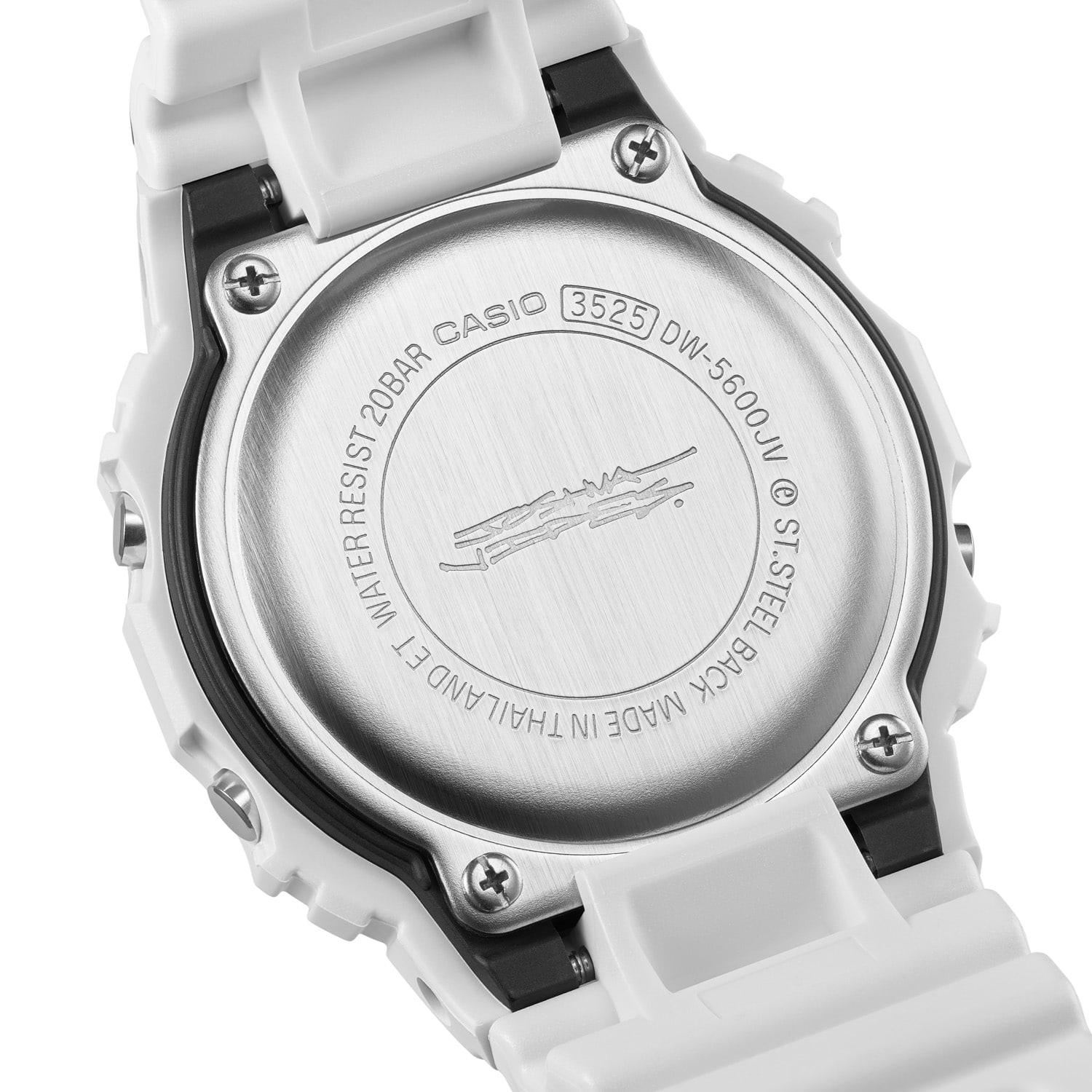 La parte trasera del reloj de pulsera DW-5600JV-7 con fondo de caja grabado.