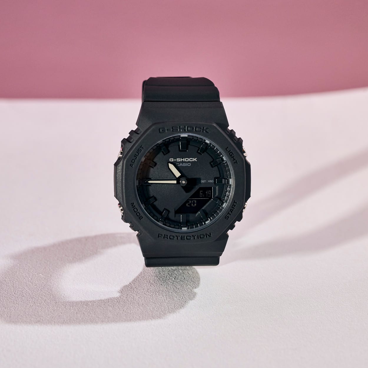 El reloj de pulsera analógico G-SHOCK GMA-P2100BB-1A negro con caja de resina y correa de resina blanca