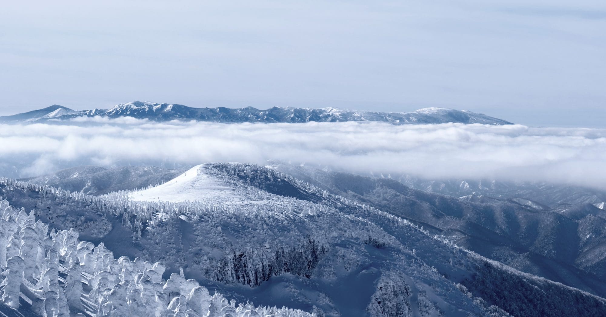 Un frente de nubes sobre las montañas de Japón, la imagen enlaza con la página de detalles sobre la información de la serie MR-G