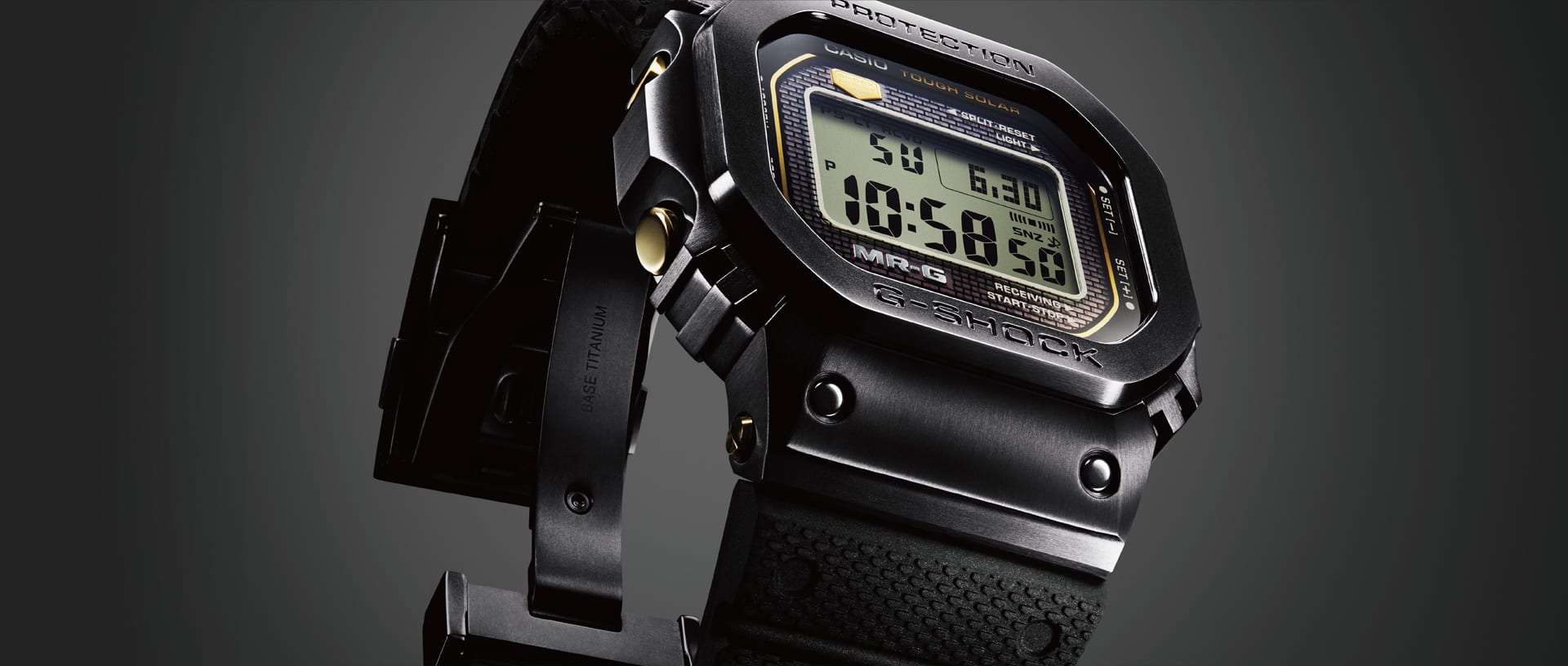 Primer plano del reloj de pulsera negro G-SHOCK MRG-B5000R con bisel rectangular, pantalla digital y correa Dura-Soft.