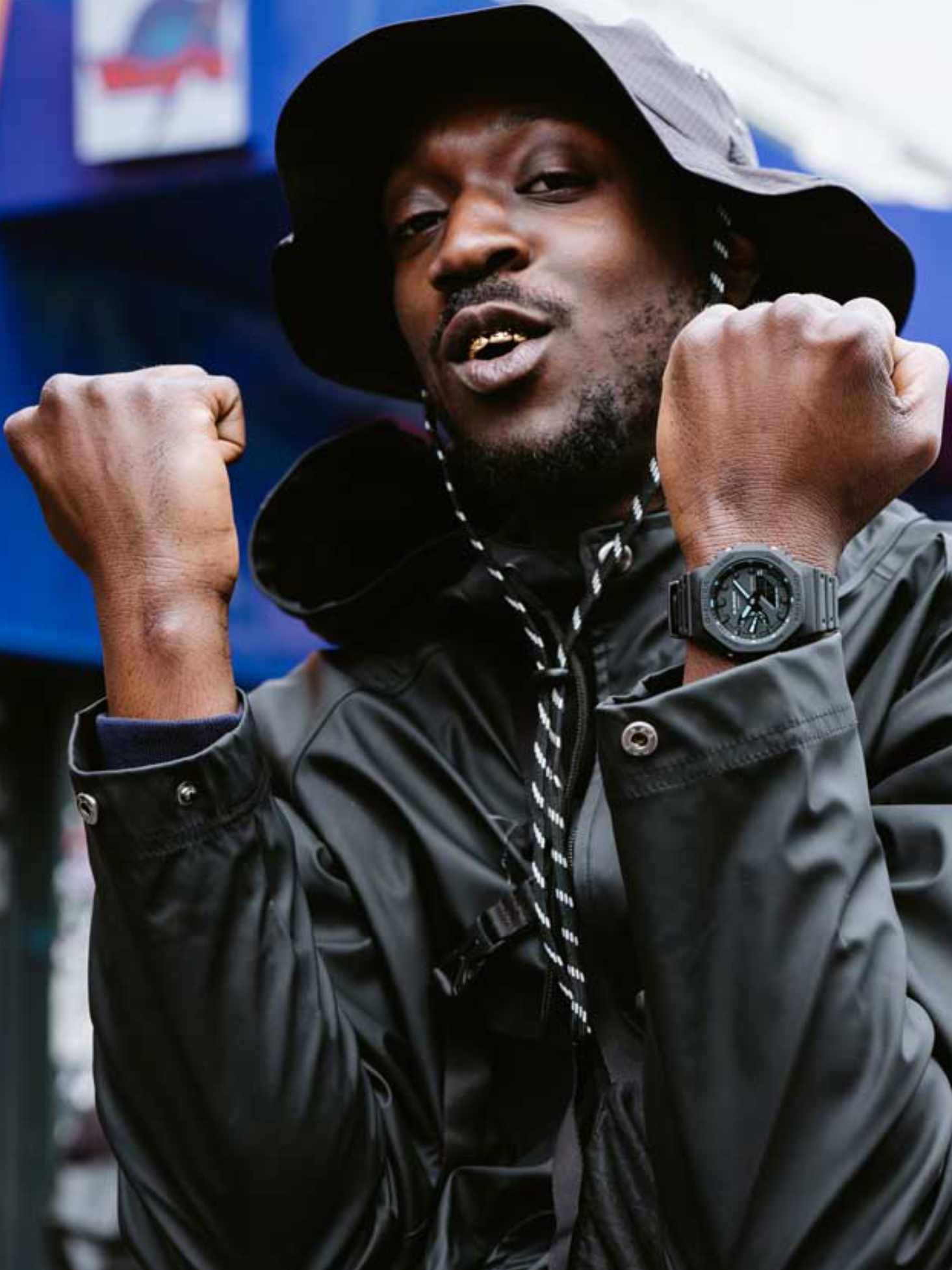 Das Handgelenk vom Rapper Kwam.E mit der Uhr G-SHOCK GA-2100 in schwarz