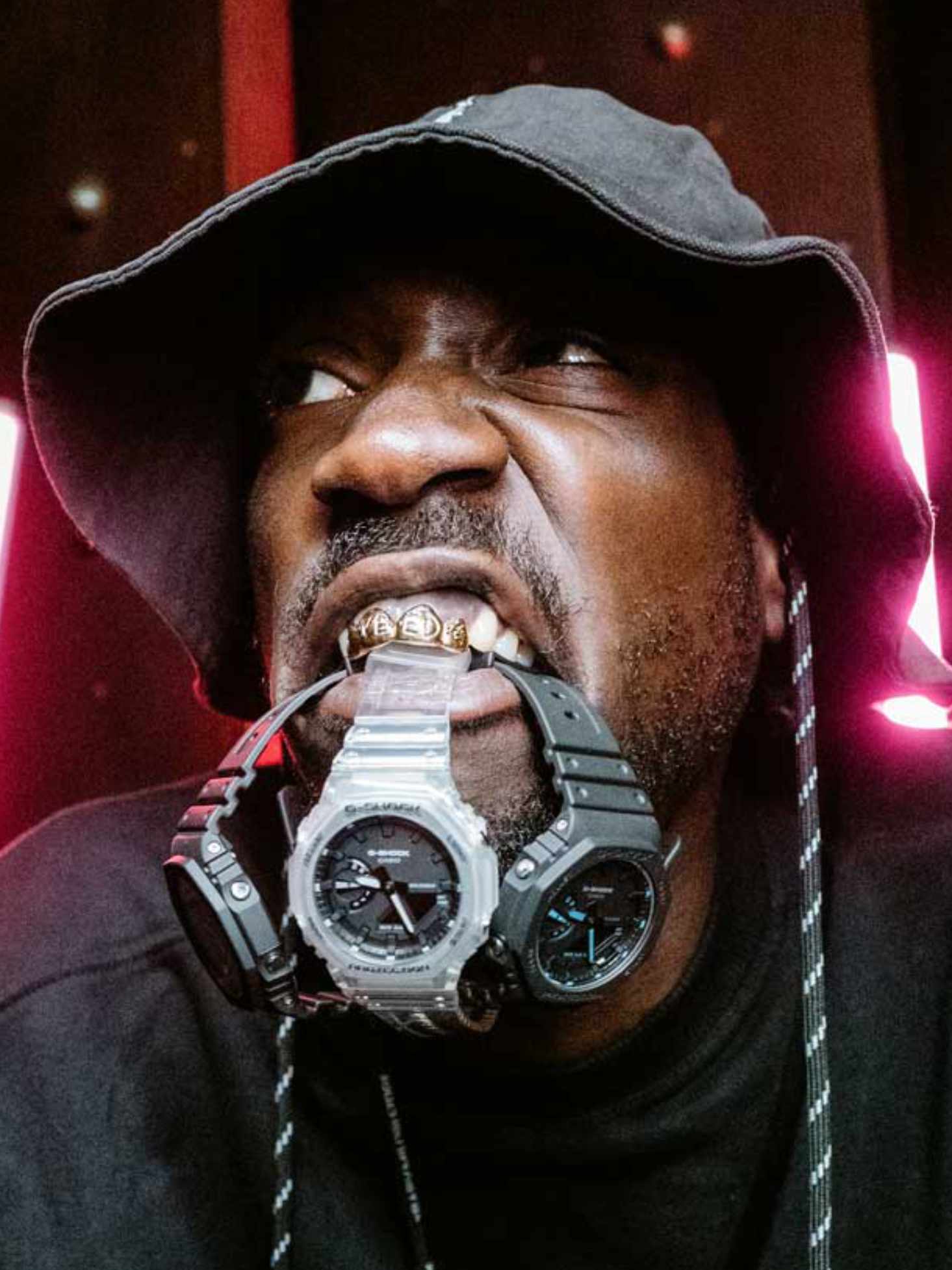 Kwam.E zeigt seine Zähne mit 3 G-SHOCK Uhren im Mund