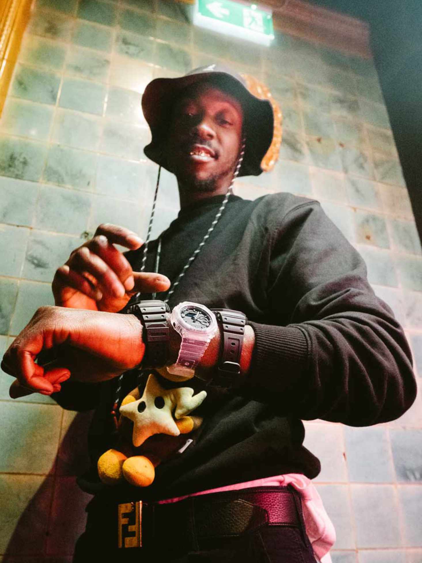 Das Handgelenk vom Rapper Kwam.E mit drei G-SHOCK Uhren GA-2100