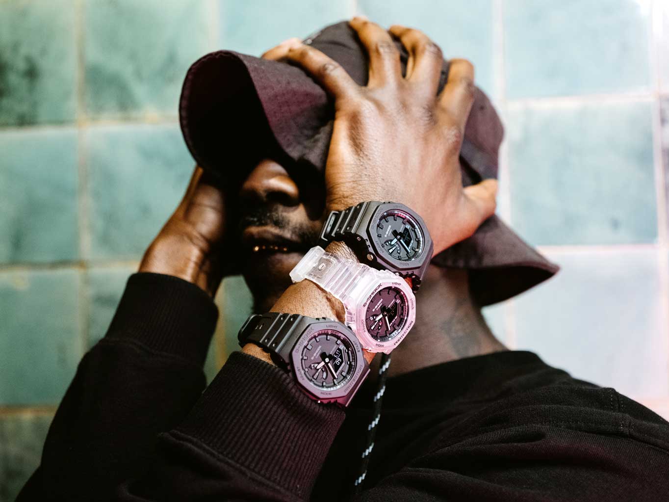Rapper "Kwam.E" mit drei G-SHOCK Uhren am Handgelenk
