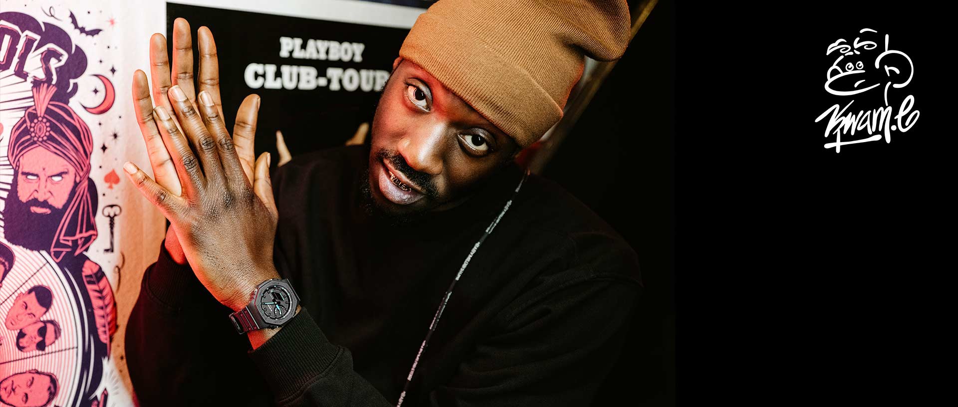 Kwam.E mit der G-SHOCK GA-2100 mit blauen Zeigern am Handgelenk