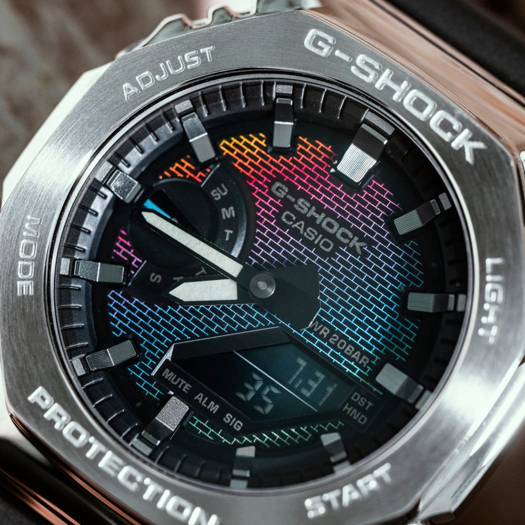 Close up of the metal bezel of the GM-2100RW-1AER
