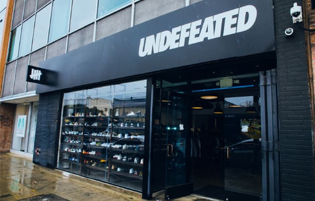 Vue extérieure de la boutique Undefeated. L'image renvoie vers l'interview avec Eric Cheng, PDG mondial d'Undefeated
