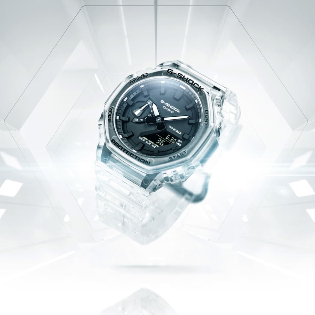 La montre GA-2100SKE transparente avec un cadran analogique noir.