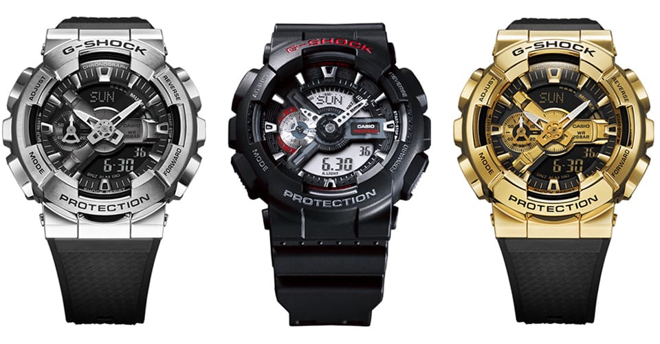 Trois montres analogiques G-Shock issues de la collection 110. Les trois possèdent un bracelet en résine noire, et les boîtiers se déclinent en argenté, en doré ou en noir avec des reflets rouges.