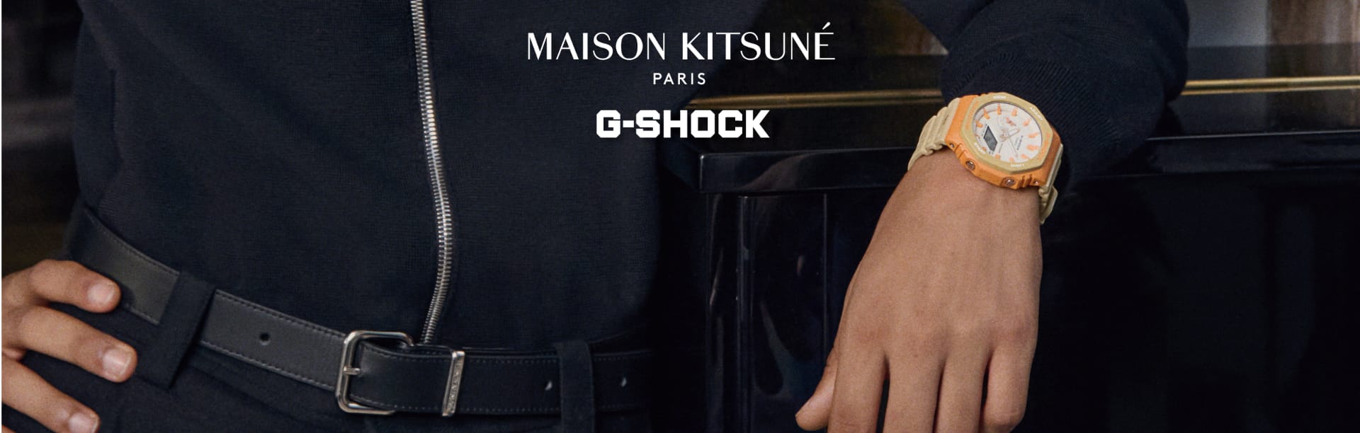 Un jeune homme est nonchalamment appuyé contre une cheminée et porte le modèle issu de la collaboration entre G-SHOCK et Kitsune.