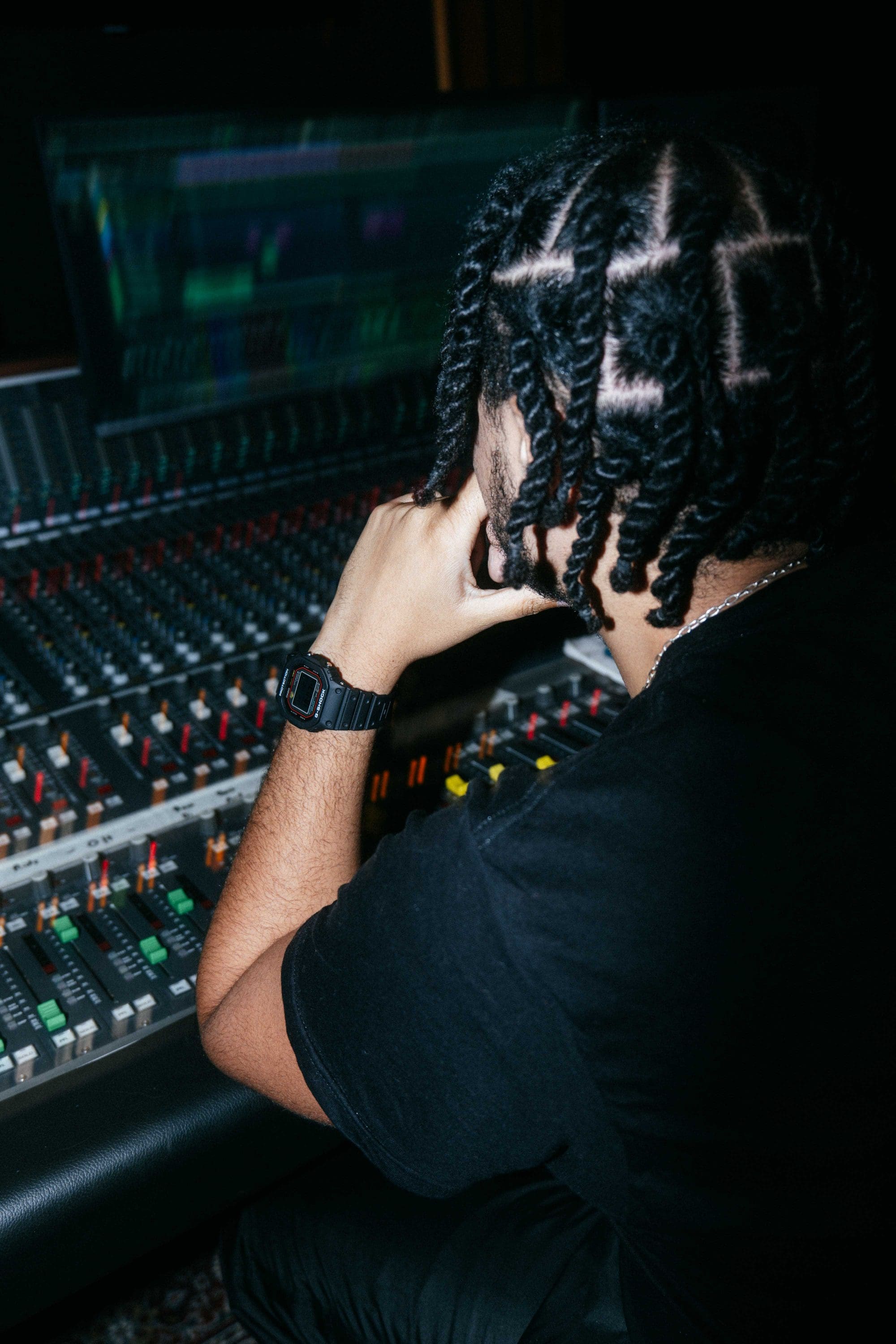 La G-SHOCK DW-5000R noire au poignet d'un DJ