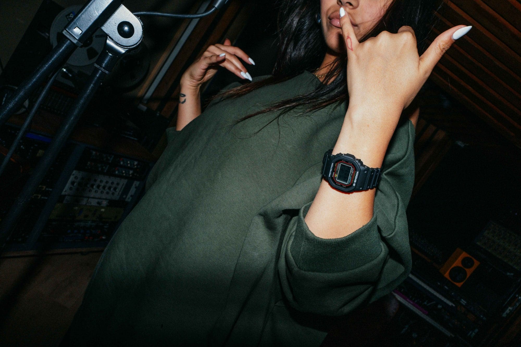 Une femme danse et porte la DW-5000R au poignet