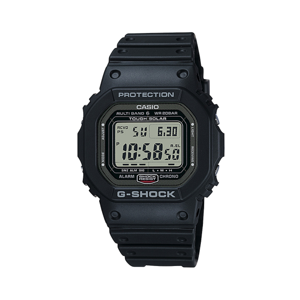 La montre-bracelet GW-5000 entièrement noire avec affichage numérique et boîtier rectangulaire.