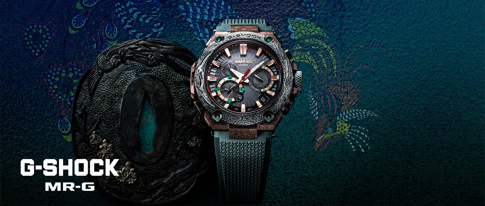 La montre-bracelet MRG-B2000KT avec bracelet en résine vert foncé et boîtier massif couleur cuivre sur fond vert avec un phénix gravé dessus.