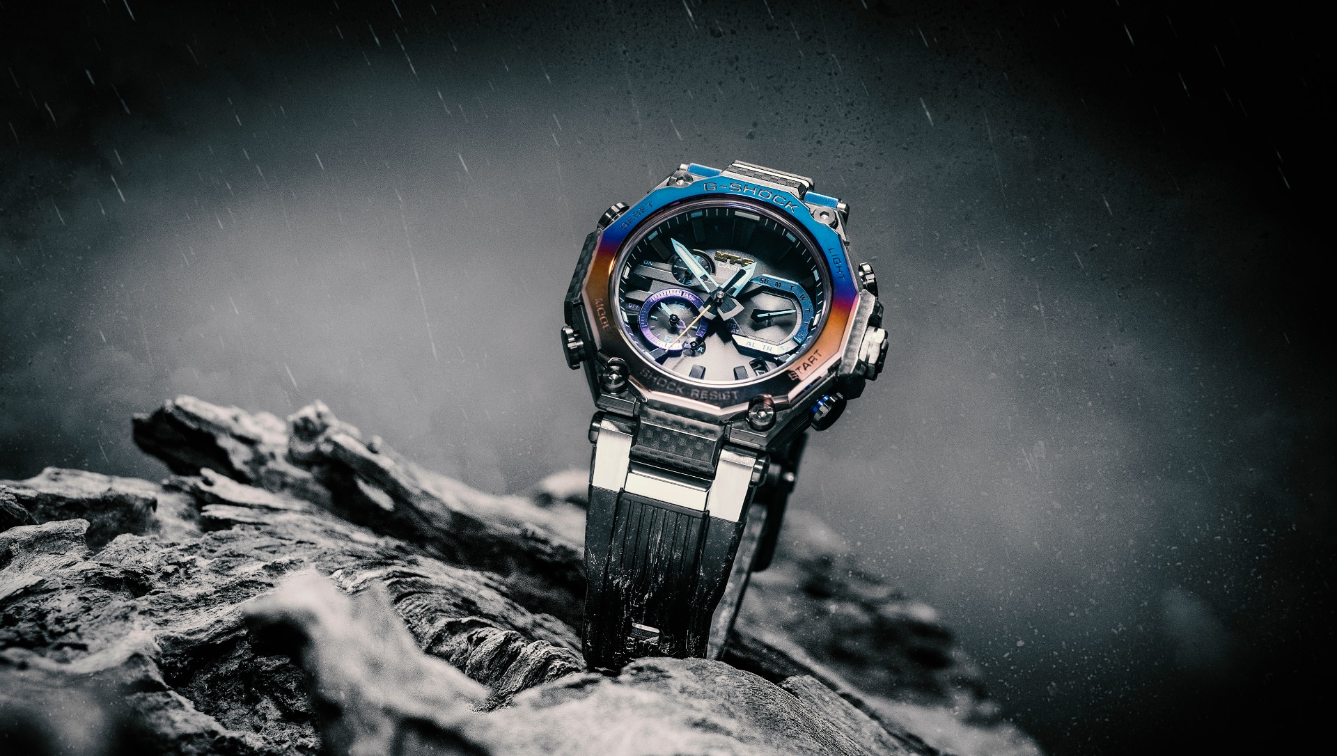 Le MTG-B2000Yst-1AER avec lunette colorée sur fond gris foncé sous la pluie