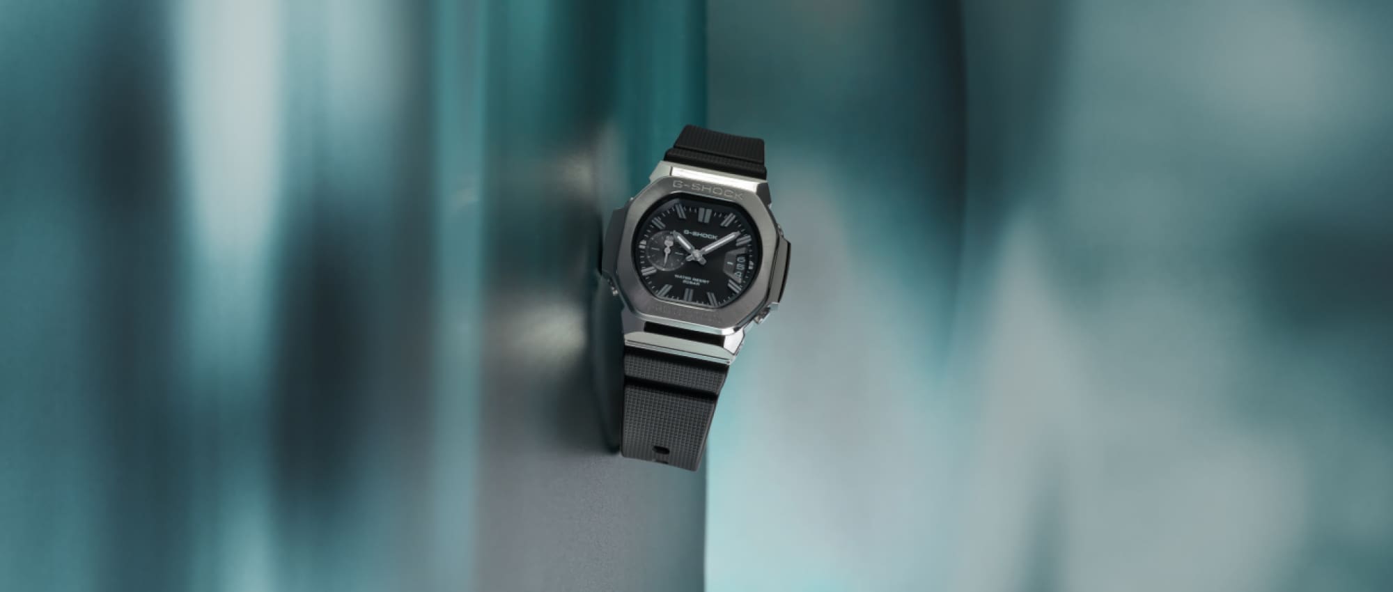 藍色背景上顯示 G-SHOCK GMC-2500。