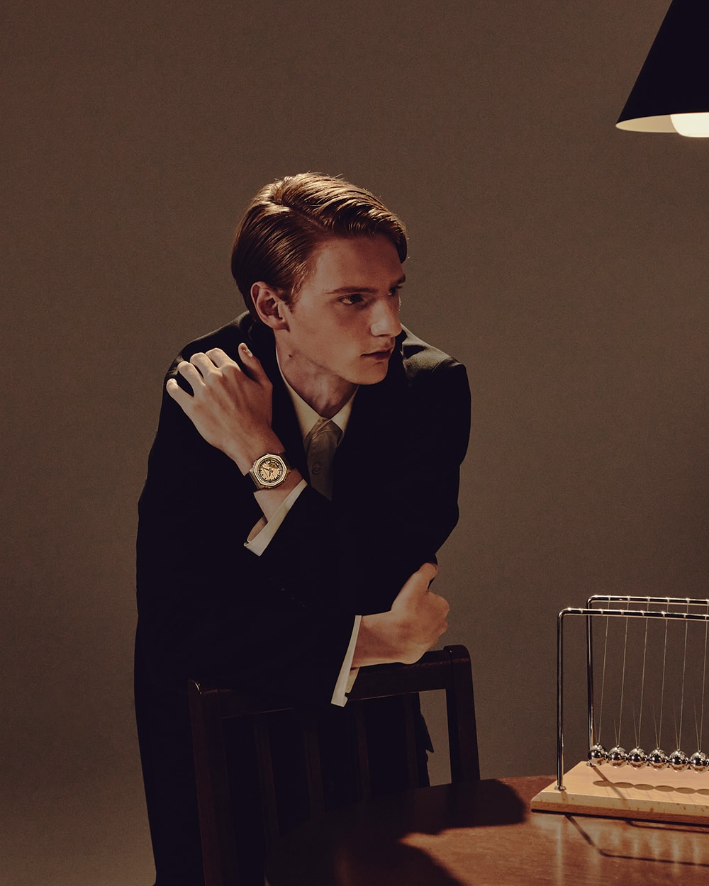 身著西裝的男士腕間佩戴 G-SHOCK GM-S2110BP，雙臂交疊於胸前。