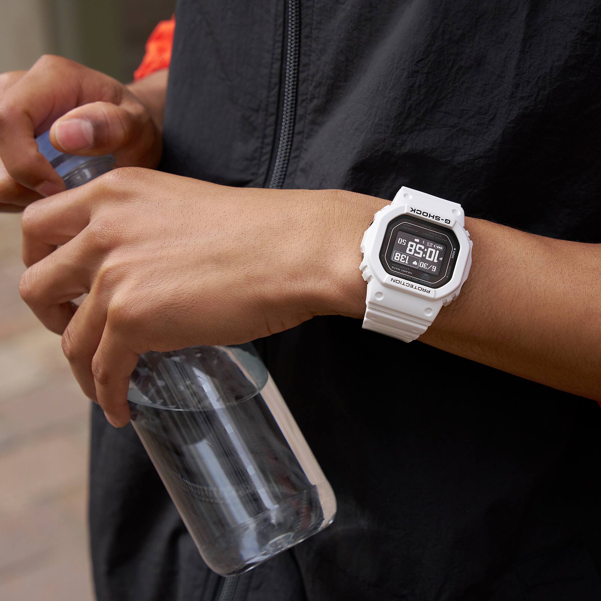 Gambar orang mengenakan DW-H5600-7