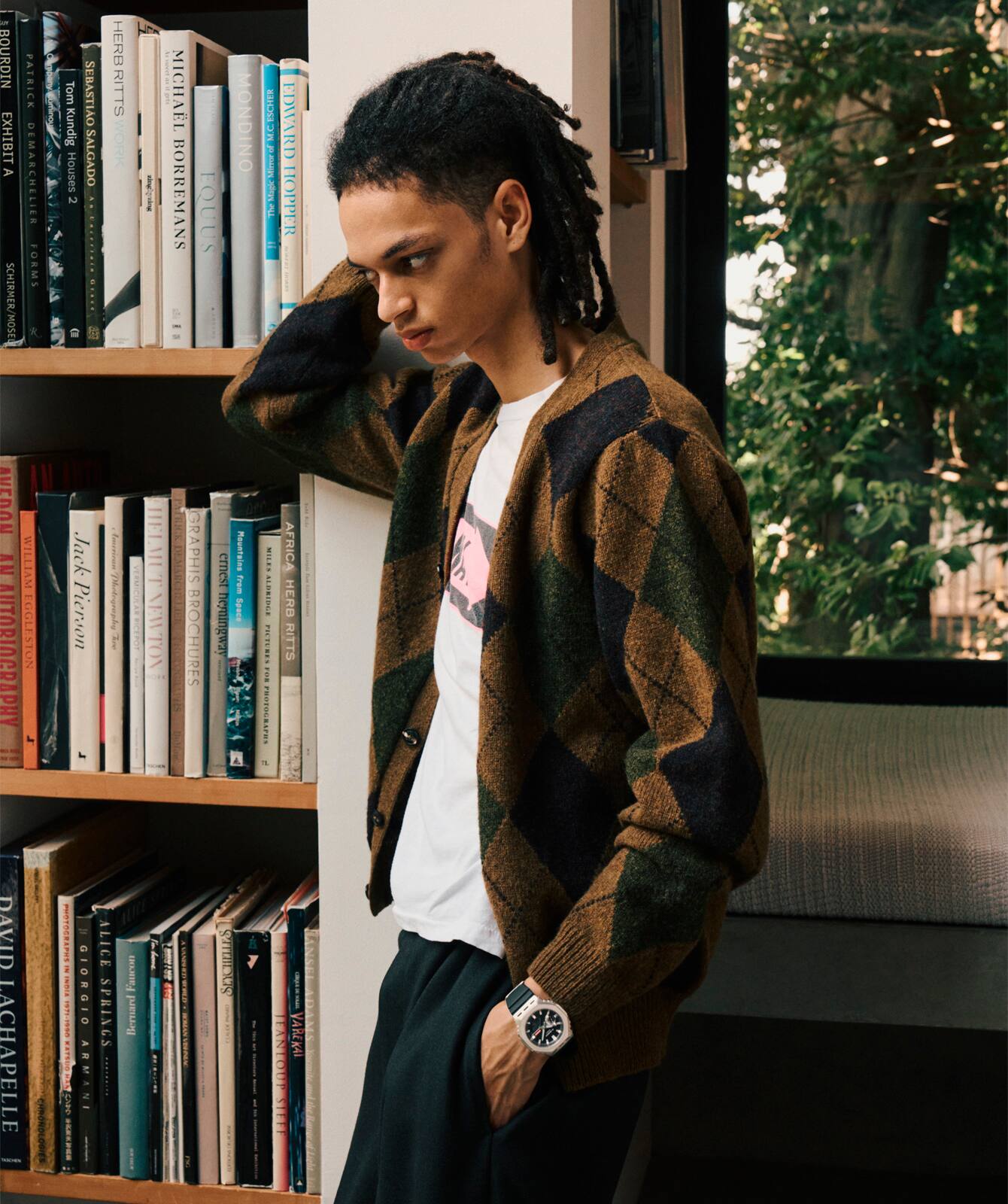 Gambar seorang pria yang mengenakan GM-2100M-1A.