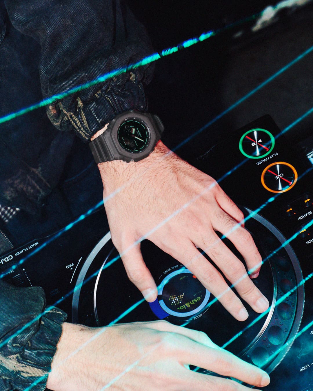 G-SHOCKを着用したDJのターンテーブル操作のクローズアップ。