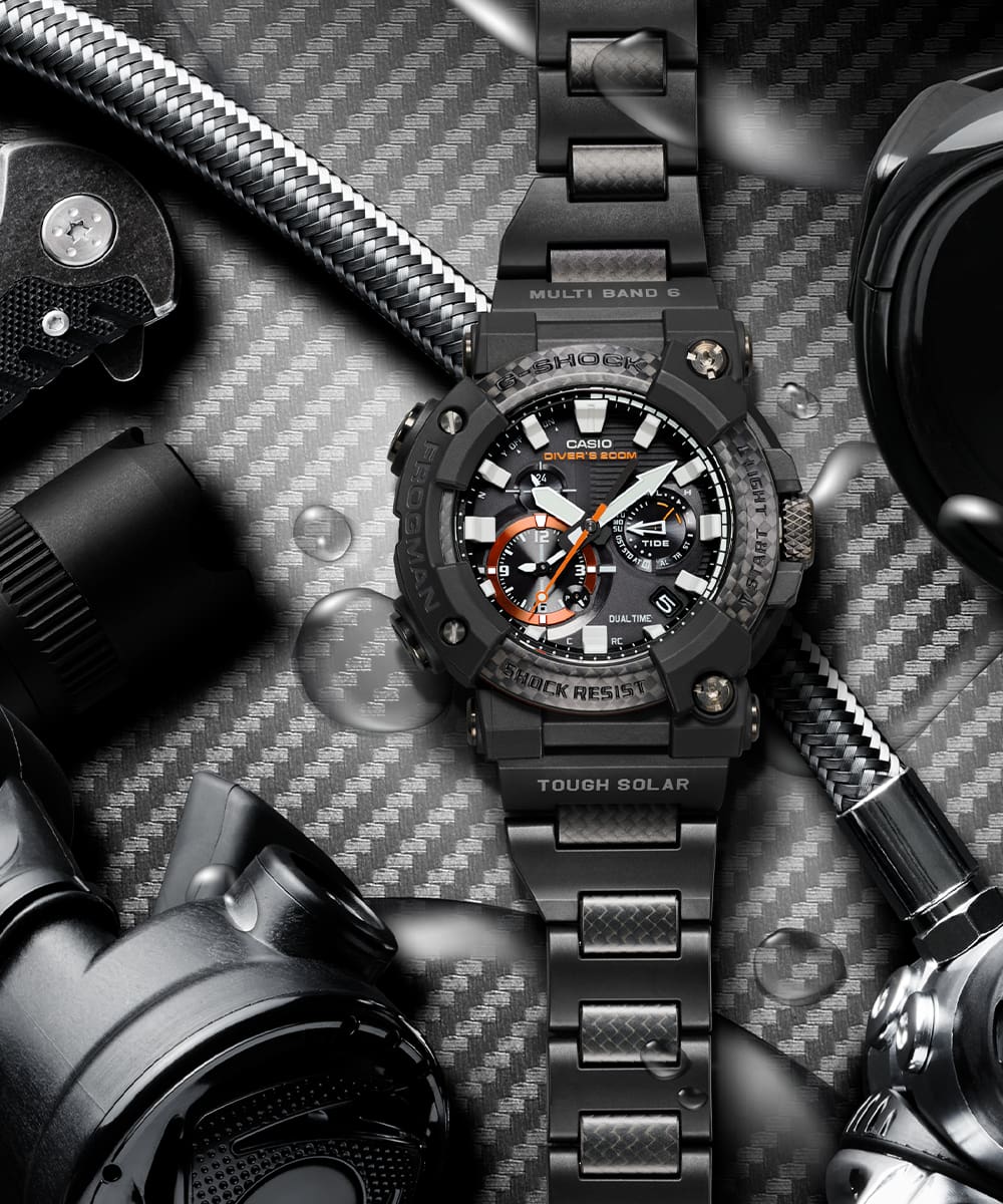 Image of an asymmetrical design that does not restrict wrist movement during underwater work