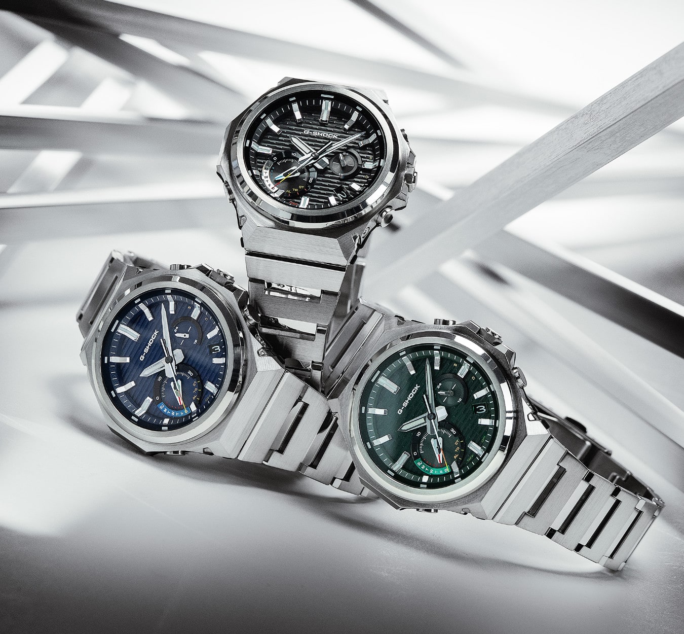 Un uomo protegge gli occhi dal sole indossando i tre modelli di colore diverso dell'orologio Ringuhr DWN-5600.