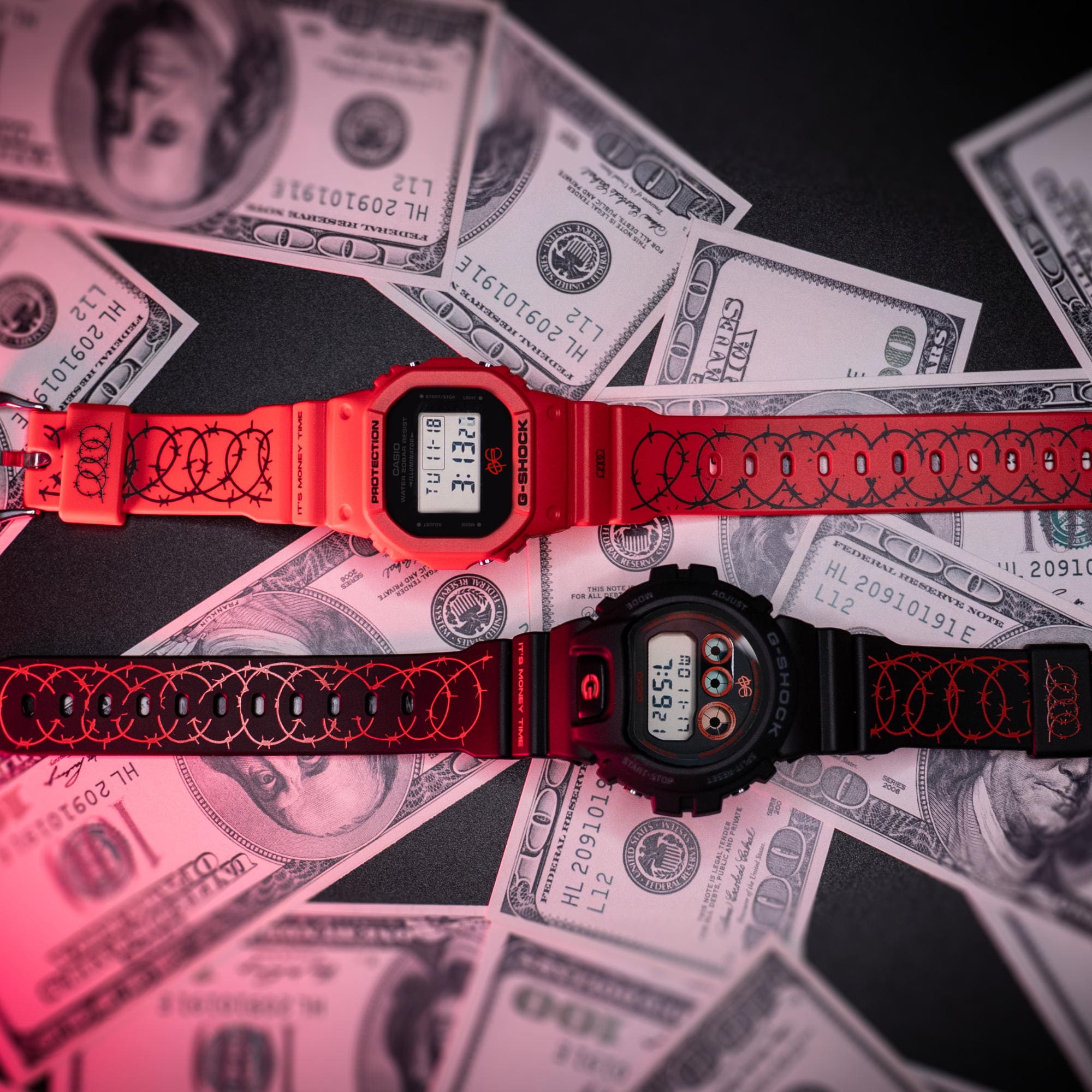 I due orologi della collaborazione tra G-SHOCK e Sfera Ebbasta in nero e rosso posizionati su banconote da un dollaro