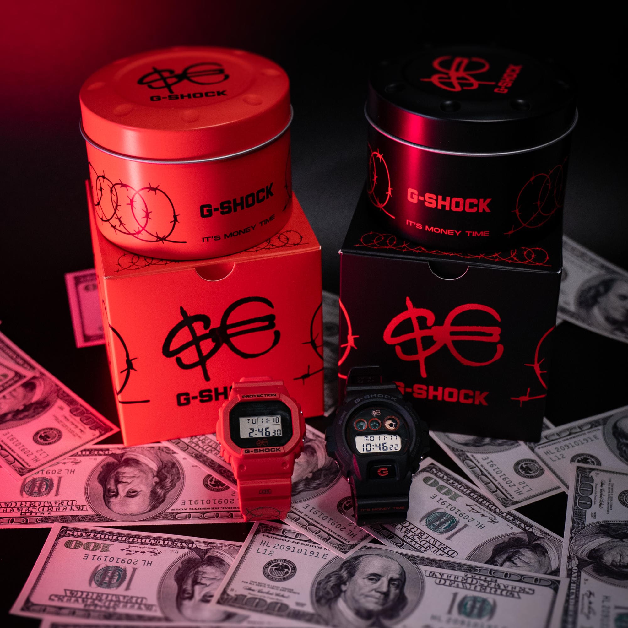 I due orologi della collaborazione tra G-SHOCK e Sfera Ebbasta in nero e rosso posizionati su banconote da un dollaro