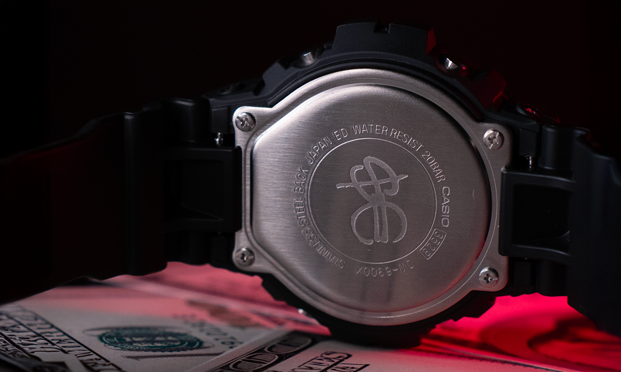 Retro del DW-6900SFE25‐1 con logo Sfera Ebbasta inciso