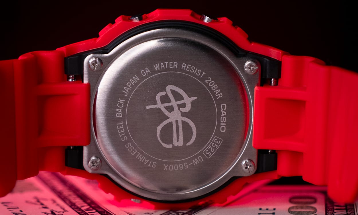 Retro del DW-5600 con logo Sfera Ebbasta inciso