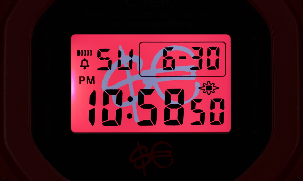 Primo piano del display del DW-5600SFE25-4 con la luce rossa accesa. Sullo sfondo appare il logo Sfera Ebbasta.