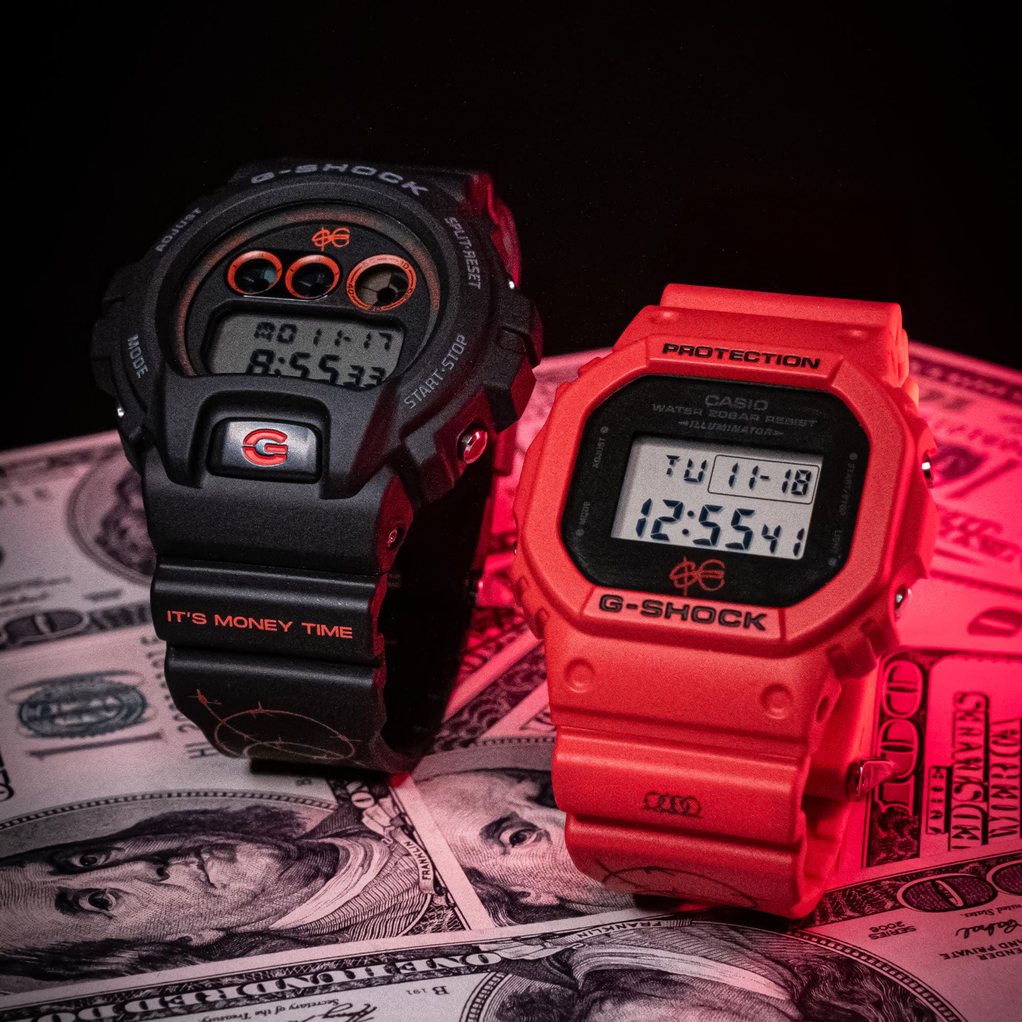 I due orologi della collaborazione tra G-SHOCK e Sfera Ebbasta in nero e rosso posizionati su banconote da un dollaro
