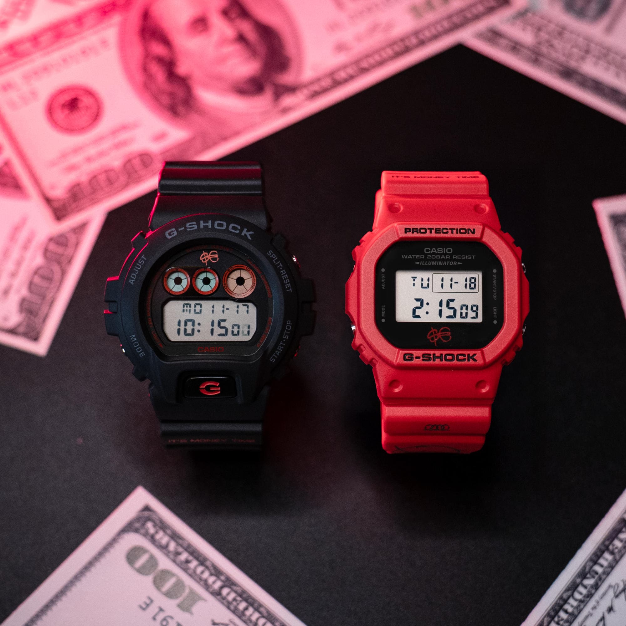 I due orologi della collaborazione tra G-SHOCK e Sfera Ebbasta in nero e rosso posizionati su banconote da un dollaro