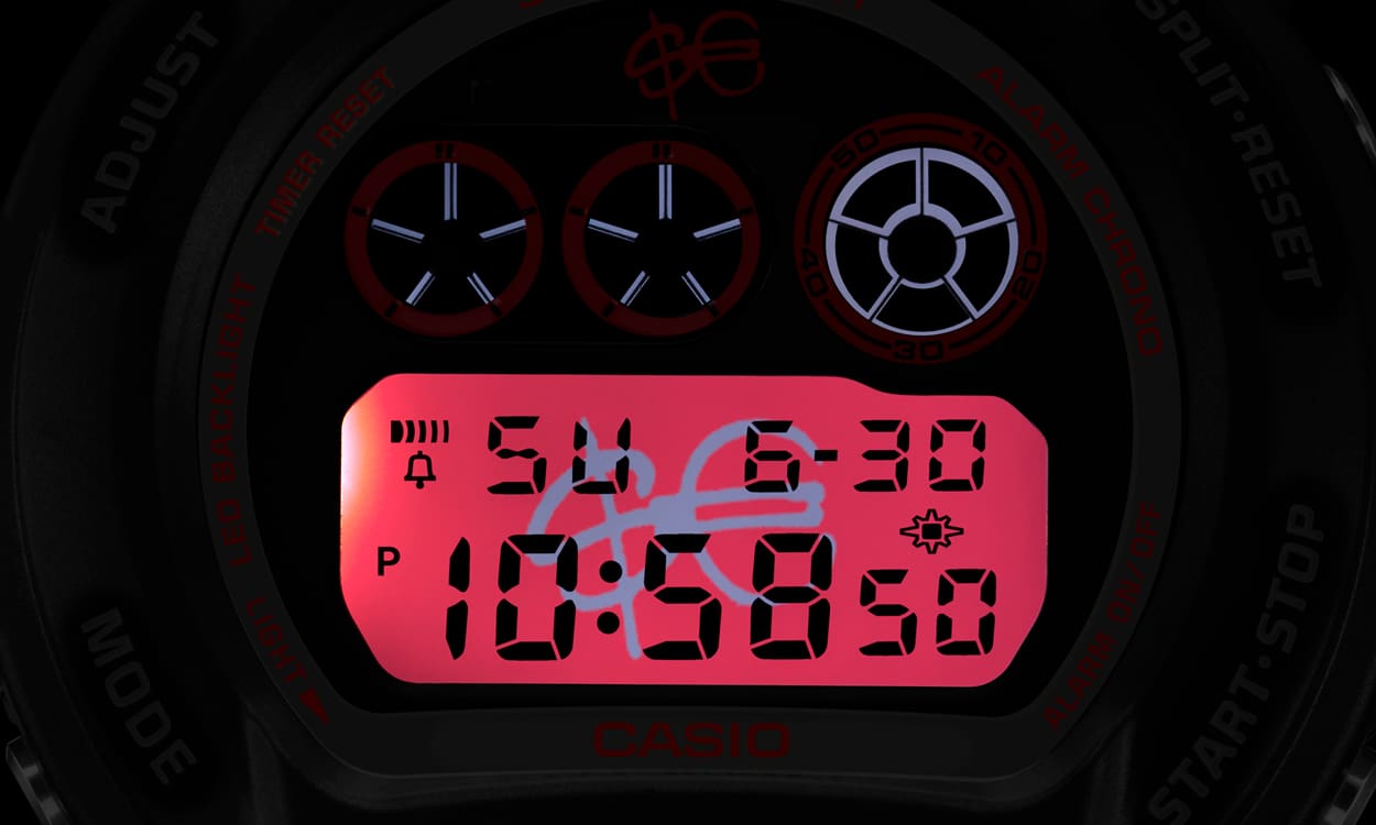 Primo piano del display del DW-6900SFE25-1 con la luce rossa accesa. Sullo sfondo appare il logo Sfera Ebbasta.