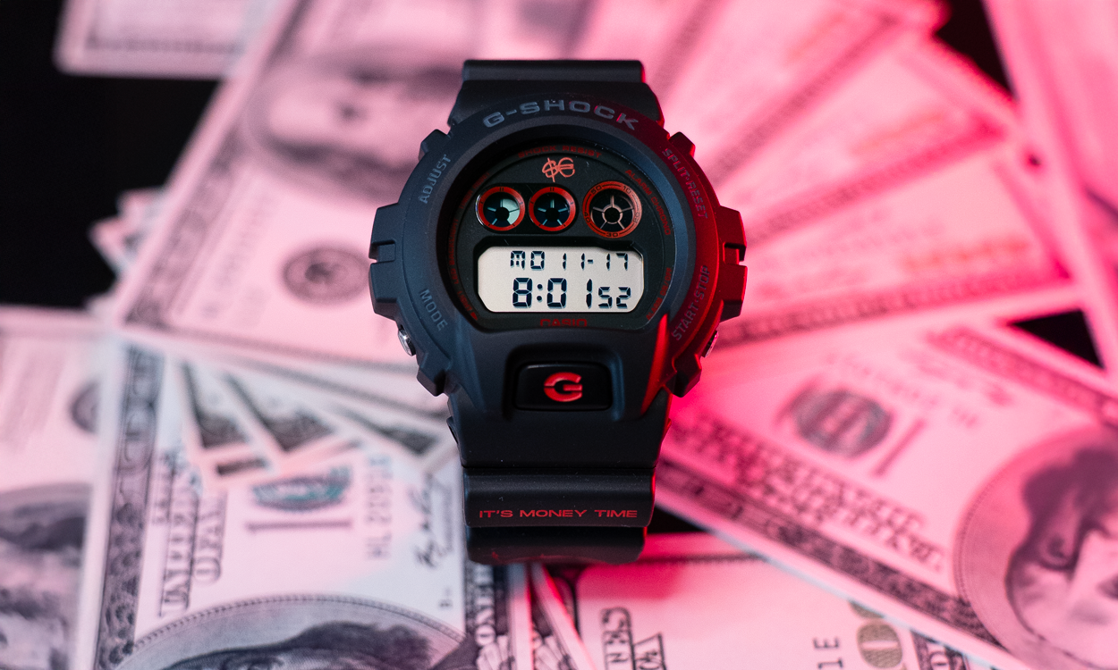 L'orologio della collaborazione su una mazzetta di banconote.