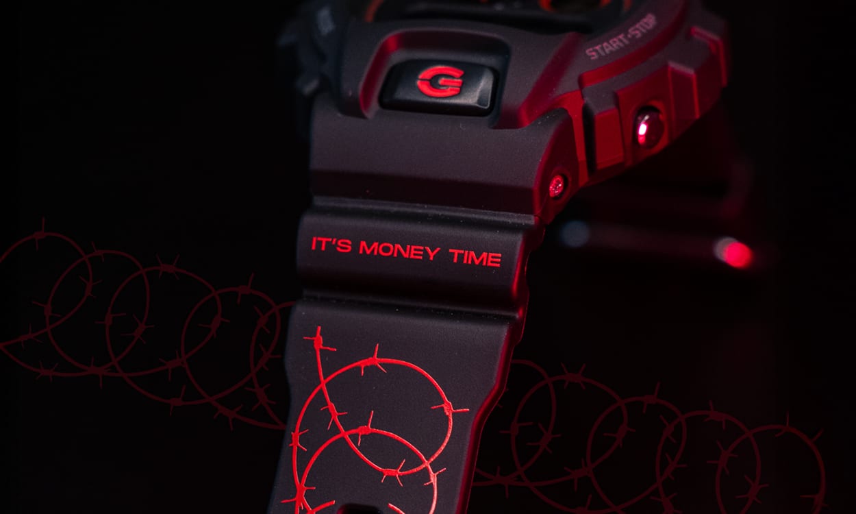 Primo piano del cinturino nero del DW-6900 con motivo a filo spinato stampato in rosso 