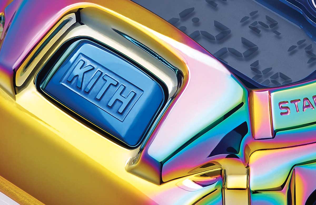 Primo piano di una lunetta digitale G-SHOCK con cassa in metallo arcobaleno