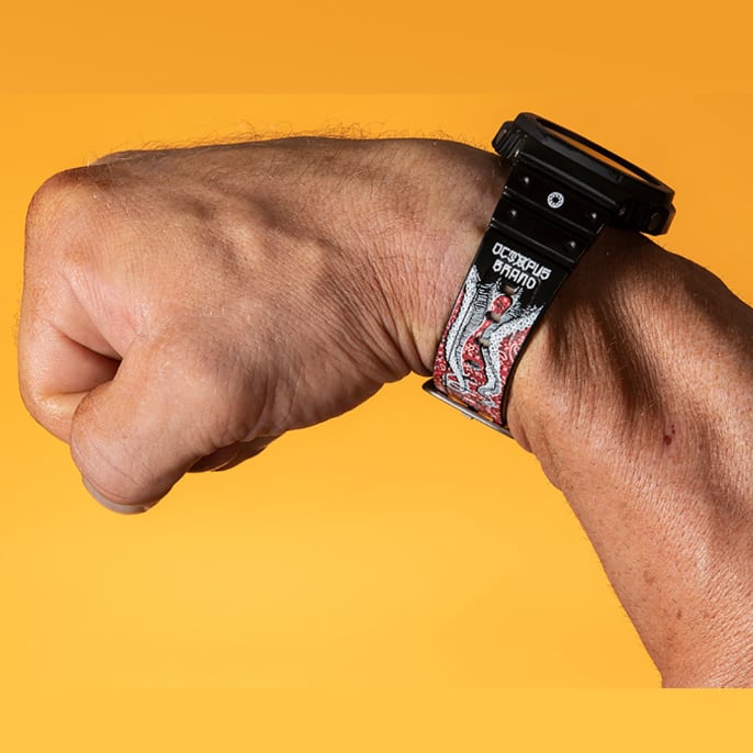 L'orologio nero G-SHOCK al polso di una persona davanti a uno sfondo giallo