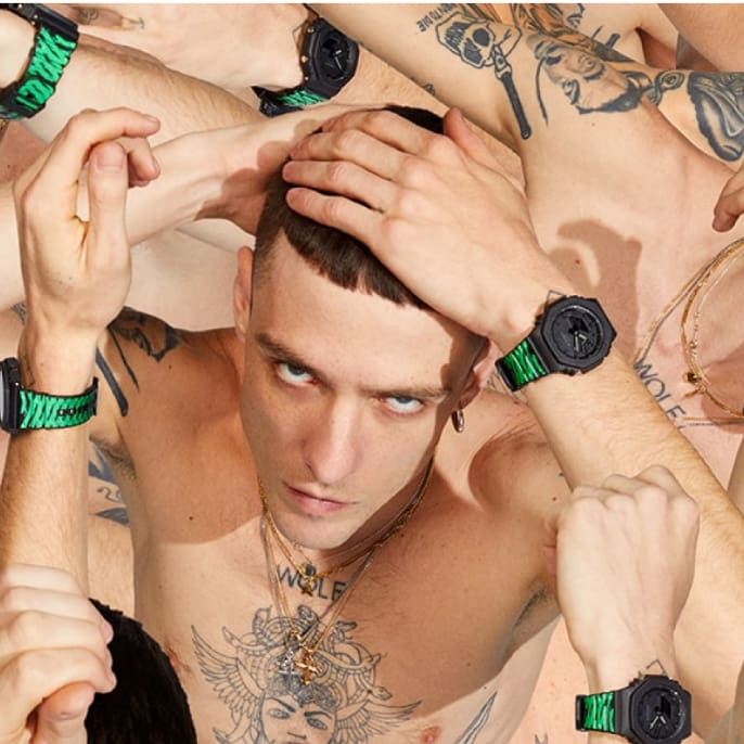 Un collage di un uomo che indossa l'orologio nero e verde di G-SHOCK e Propaganda "GA-2100PPGD-1A1ER"