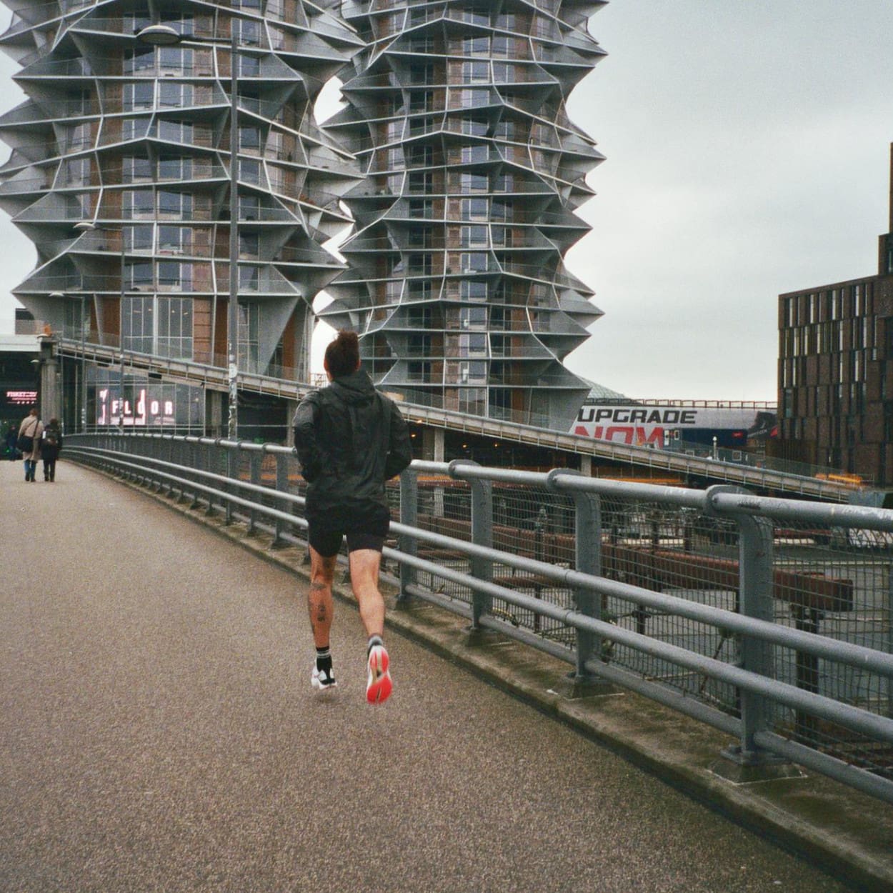 Una persona fa jogging su un ponte a Copenaghen.